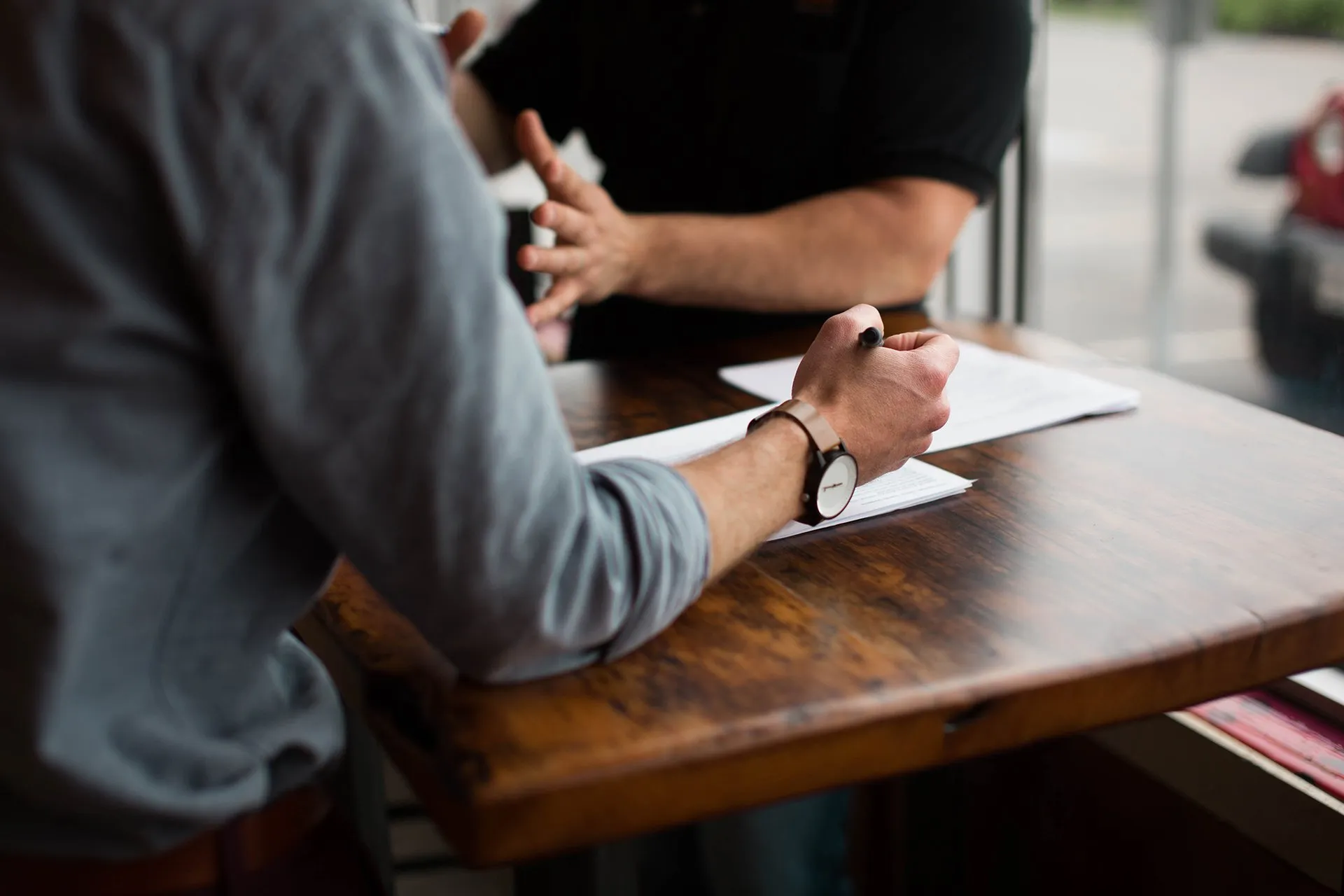 zwei Männer unterhalten sich im Geschäftsinterview von Splinta-Clean GmbH