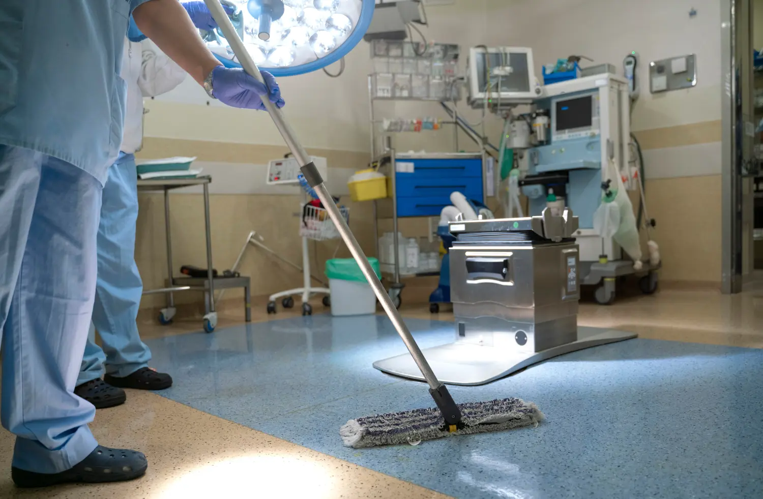 Konzeptfoto eines Krankenhausmitarbeiters bei der Reinigung im Operationssaal