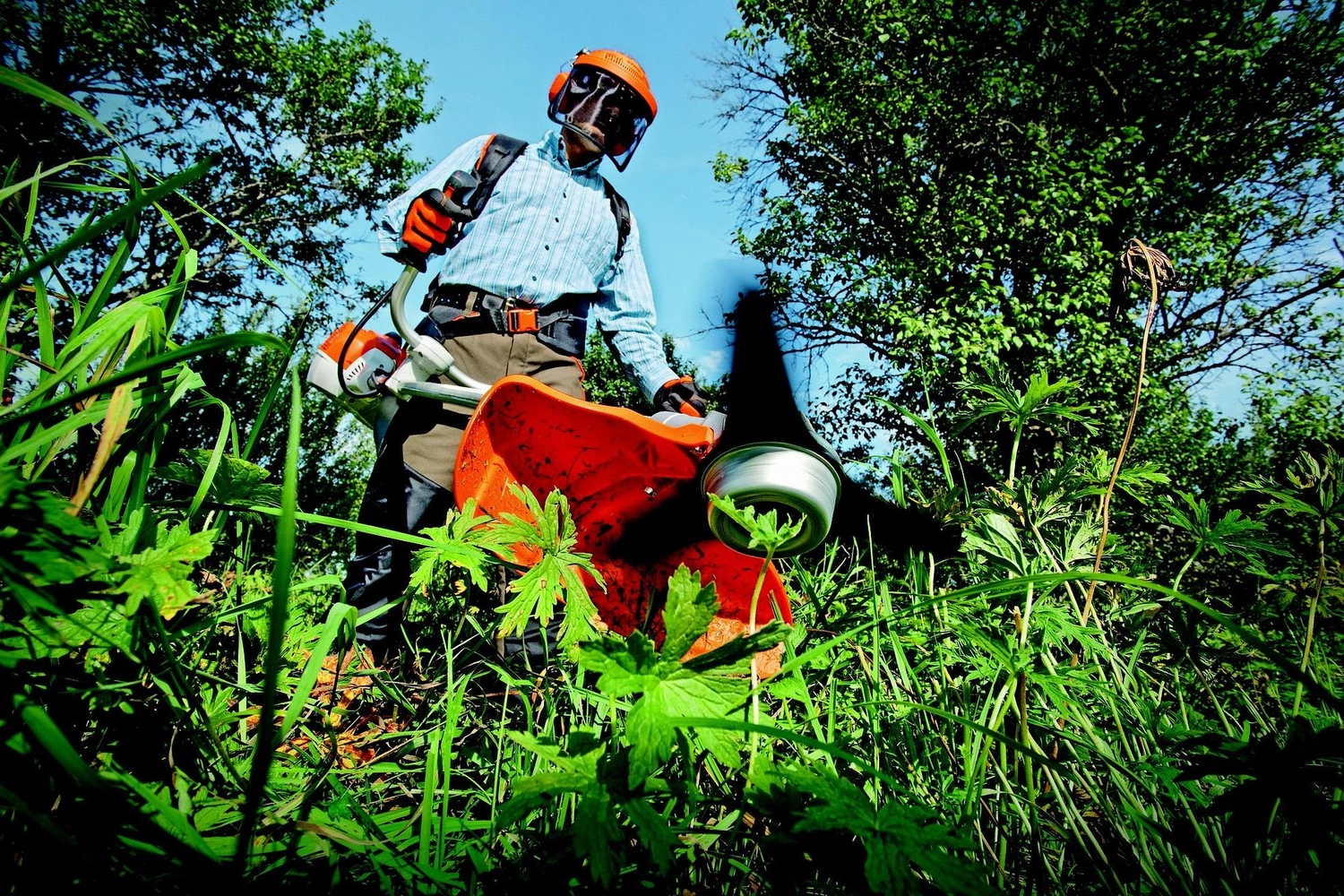 Splinta Clean GmbH – Gebäudereinigung – Ein Stihl-Freischneider, häufig eingesetzt für Rodungs- und Instandhaltungsarbeiten.